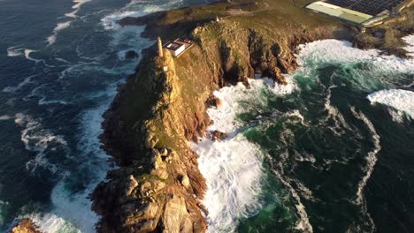 Drohnenaufnahmen-Sonnenuntergang-Auf-Dem-Leuchtturm-Oben-Auf-Der-Klippe-Felsformation-Atlantik-Meereslandschaft-Küste-Der-Region-Galicien-Cabo-Vilan-Nordspanien-Touristenziel