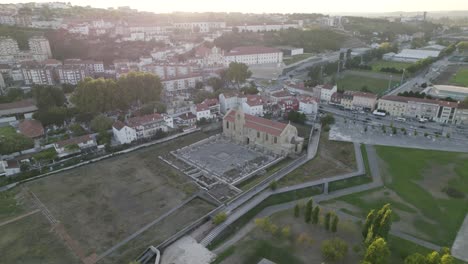 Weite-Luftaufnahme-Des-Gotischen-Klosters-Santa-Clara-In-Der-Stadt-Coimbra---Portugal