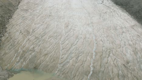 Aerial-Dolly-Beim-Absenken-Auf-Columbia-Icefield-Glacier-Zwischen-Bergen-Im-Banff-National-Park,-Alberta,-Kanada
