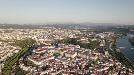 Luftpanoramablick-Auf-Coimbra-Und-Die-Umliegende-Landschaft,-Portugal
