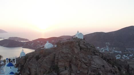 Aussichtspunkt-Der-Luftdrohne-Bei-Sonnenuntergang-Im-Zentrum-Der-Insel-Ios-Chora