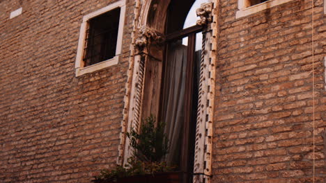 Facade-Of-Typical-Venetian-Gothic-Architecture-In-Venice,-Northern-Italy