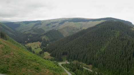 4K-Echtzeit-Luftbild-Von-Bergen-Und-Einer-Kurvenreichen-Straße-Im-Nationalpark-Niedere-Tatra-In-Der-Slowakei