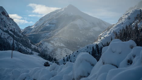 Zeitraffer,-Idyllische-Bergwinterlandschaft,-Schneebedeckte-Hügel-Und-Tal-Am-Sonnigen-Morgen