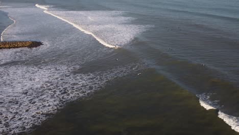 Surfer-Warten-Auf-Große-Meereswelle,-Chapadmalal-In-Argentinien