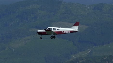 Vista-Aire-A-Aire-Del-Avión-Volando-Sobre-Terreno-Montañoso,-Día-Soleado