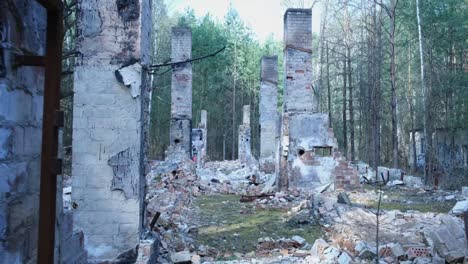 Verlorener-Ort,-Zerstört,-Alte-Ruine-An-Einem-Bewölkten-Tag