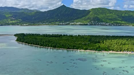Luftdrohne-über-Insel-Und-Wellen-Des-Indischen-Ozeans-In-Mauritius-unterwasserkorallen