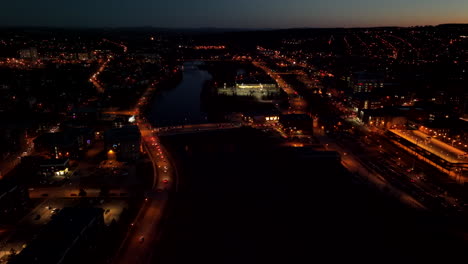 Blick-Auf-Die-Stadt-Sherbrooke-In-Kanada-Bei-Nacht---Luftdrohnenaufnahme