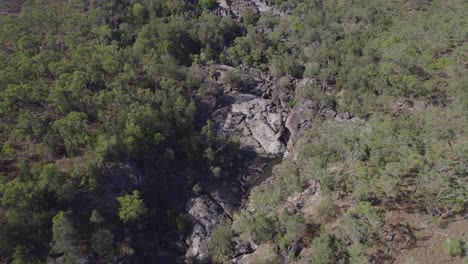Volando-Sobre-Enormes-Rocas-De-Granito-Y-Arroyos-En-El-Parque-Natural-Granite-Gorge-En-Qld,-Australia---Disparo-De-Drones