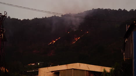 Incendios-Forestales-En-La-Ladera-De-Una-Colina-En-La-Provincia-De-Phuoc-Binh,-Vietnam