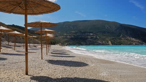Sonniger-Nachmittag-Im-Wunderschönen-Paradies-Von-Agria-Kyriaki-Beach-In-Kefalonia-Griechenland---Breite-Aufnahme