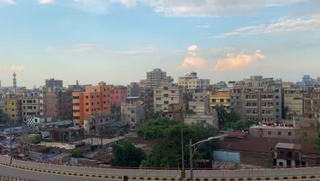 Seitlich-Dolly-Von-Wohngebäuden-Und-Stadtbild-Von-Dhaka-In-Bangladesch