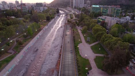 Vehicles-Driving-On-Autopista-Costanera-Norte-Expressway-Along-The-Mapocho-River-And-Park-In-Providencia,-Santiago-Metropolitan-Region,-Chile