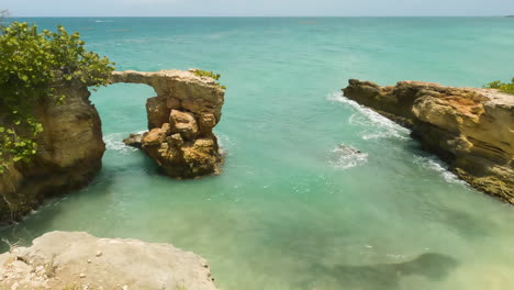 Üppige-Hohe-Gräser-Offenbarten-Eine-Malerische-Meereslandschaft-Mit-Kalksteinplateau-In-Cabo-Rojo,-Puerto-Rico