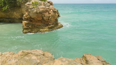 Meereswellen,-Die-An-Den-Felsigen-Klippen-Am-Strand-In-Der-Region-Cabo-Rojo-In-Puerto-Rico-Zusammenstoßen