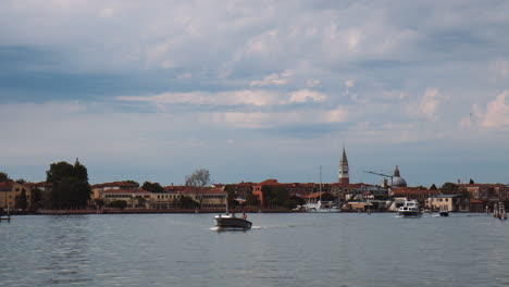 Venezianischer-Grand-Canal-Mit-Historischen-Architekturen-Im-Hintergrund-In-Venedig,-Norditalien