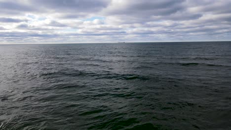 Mit-Einer-Drohne-über-Die-Wellen-Des-Michigansees-Auf-Ein-Schiff-Zusteuern