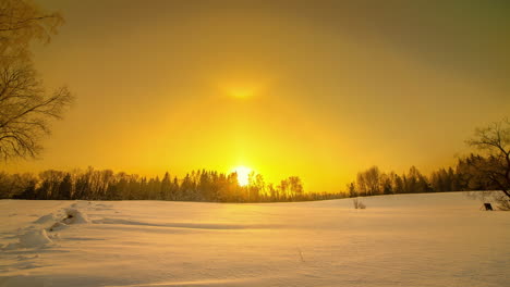 Lebendiger-Himmel-Des-Sonnenaufgangs-In-Einer-Schneelandschaft