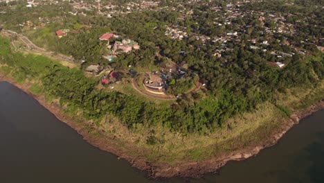 Luftaufnahme-über-Dem-Iguazu-Fluss-Mit-Blick-Auf-Hito-Tres-Fronteras-Und-Das-Denkmal-Des-Iguazu-Flusses-In-Südamerika