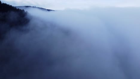 Stimmungsvoller-Luftiger-Bergwald-In-Wolken-Und-Nebel-Langsam-Entspannend-Fliegen