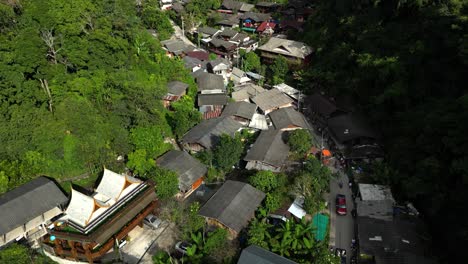 Langsame-Filmische-Luftneigung-über-Dem-Dorf-Mae-Kampong-In-Thailand