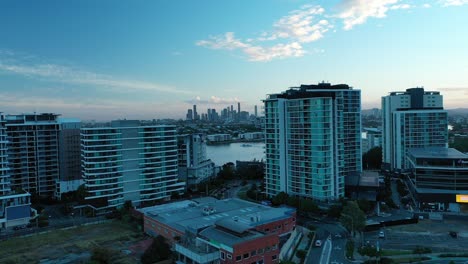 Drohnenfahrt-über-Hamilton,-Mit-Brisbane-River-Und-Brisbane-CBD-Im-Hintergrund,-Aufgenommen-Bei-Sonnenuntergang