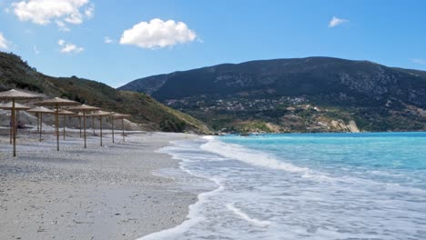 Szenischer-Strand-Von-Agia-Kiriaki-In-Griechenland-Während-Des-Sommers---Breiter,-Statischer-Schuss