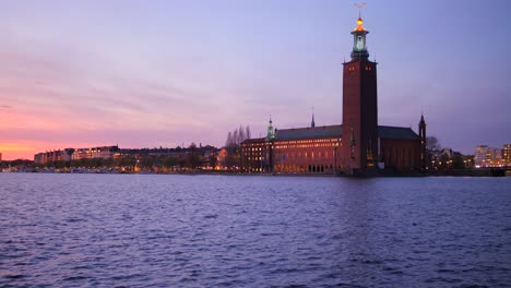 Blick-Auf-Das-Rathaus-Von-Stockholm-Von-Gamla-Stan-über-Riddarfjarden-In-Stockholm,-Schweden-Bei-Sonnenuntergang