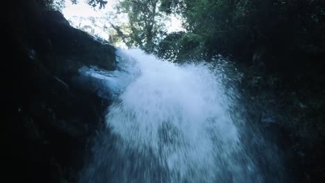 Unten-Nach-Oben-Einen-Wasserfall-Im-Regenwald