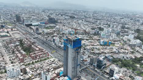 Aerial-drone-shot-over-the-buildings-of-mexico-city-with-view-of-skyscrapers,-highways-and-houses-on-a-sunny-day