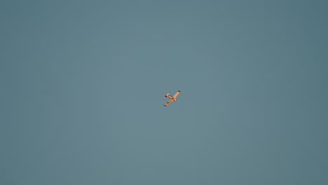 Flugzeug-Gegen-Den-Blauen-Sonnenunterganghimmel---Low-Angle-Shot