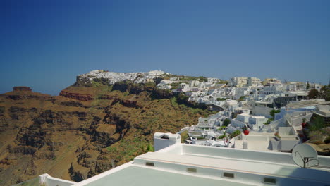 Panoramic-view-of-Imerovigli-and-Skaros-rock-in-Santorini,-Greece-on-a-sunny-day