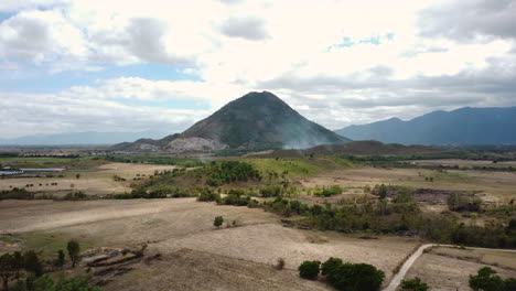 Montaña-única-Rodeada-De-Tierras-De-Cultivo-En-La-Provincia-De-Ninh-Thuan,-Vietnam,-Panorama-Aéreo