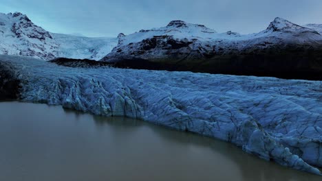Salida-Del-Glaciar-Svinafellsjokull-Durante-La-Hora-Azul-En-El-Sur-De-Islandia---Toma-Aérea-De-Drones