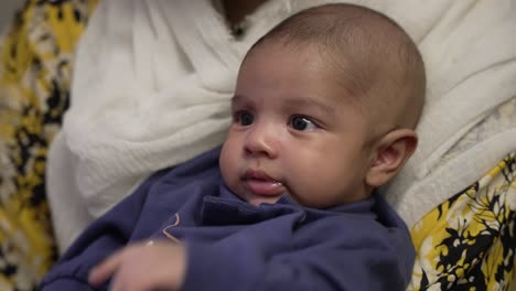 Süßes-2-Monate-Altes-Bangladeschisches-Kleinkind,-Das-Neugierig-Aussieht,-Während-Es-Von-Der-Mutter-Gehalten-Wird