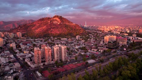 Luftschwenken-Des-Hügels-Mitten-In-Der-Stadt-Santiago-Bei-Sonnenuntergang