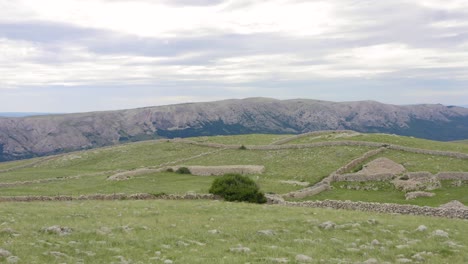 Muro-De-Piedra-Seca-En-Las-Colinas-De-Montaña-Con-Vista-Panorámica-De-La-Isla-De-Krk-En-Croacia