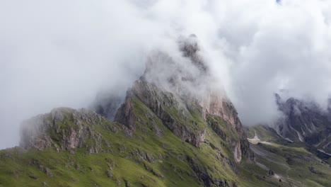 Iconic-Monte-Seceda-with-jagged-towers-in-clouds,-Puez-Odle-Nature-Park