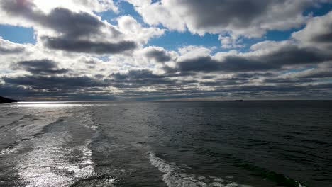 Hervorragender-Wolkensprung-über-Dem-Michigansee-An-Der-Westküste-Von-Michigan