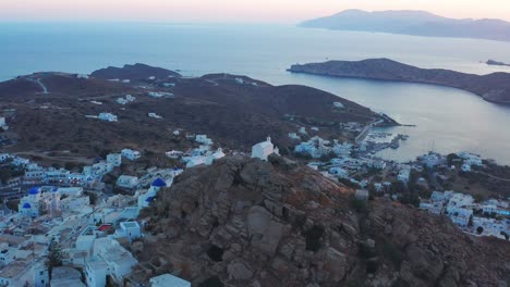 Luftaufnahme-Von-Ios-Chora-Während-Des-Sonnenuntergangs-Mit-Kreisförmigem-Pan-schießen-Auf-Der-Griechischen-Insel