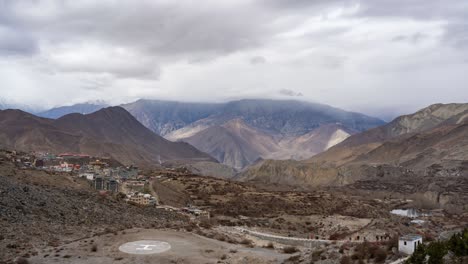 Ein-Zeitraffervideo-Von-Wolken,-Die-Sich-über-Die-Schroffen-Himalaya-berge-Bewegen,-Mit-Der-Stadt-Muktinath-Im-Hintergrund