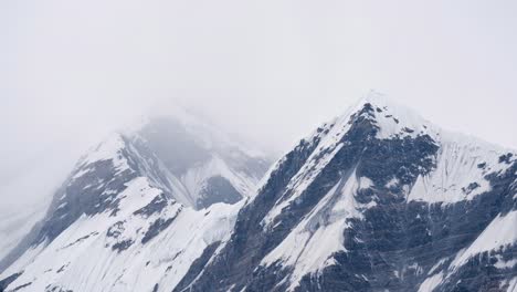 Ein-Zeitraffervideo-Von-Wolken,-Die-über-Die-Schroffen-Himalaya-berge-In-Nepal-Ziehen