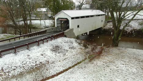 Weiße-überdachte-Brücke-Während-Des-Ersten-Schnees-Der-Saison