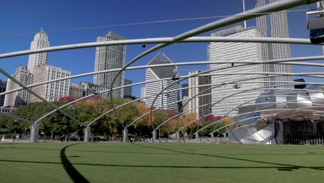 Jay-Pritzker-Pavillion-in-Chicago,-Illinois-with-video-panning-left-to-right