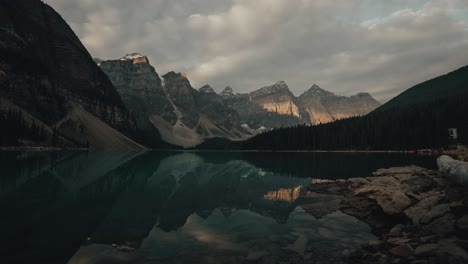 Wunderschöner-Moränensee-Bei-Sonnenaufgang-Im-Banff-Nationalpark-In-Alberta,-Kanada---Zeitraffer