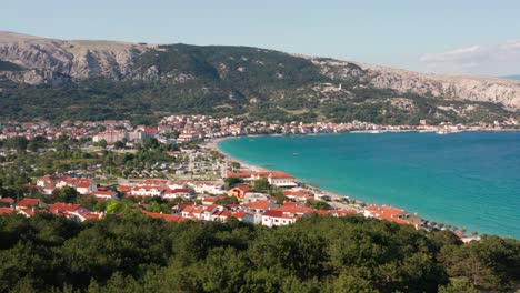 Küstenstadt-Auf-Der-Insel-Krk-Mit-Ruhigem-Blauem-Meer-An-Einem-Sonnigen-Tag-In-Kroatien