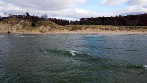 Push-toward-the-shoreline-with-drone-at-Kruse-Park-in-Muskegon,-MI