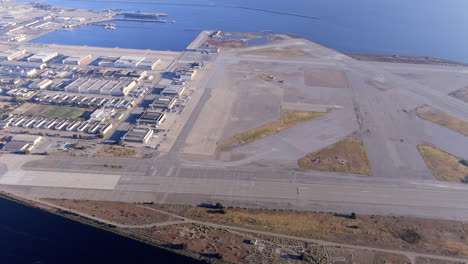 Panoramablick-Von-Oben-Auf-Die-Stillgelegte-Marineflugstation-Alameda-Entlang-Der-Bucht-Von-San-Francisco-In-Kalifornien,-USA