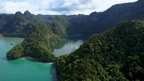 Rotating-shot-of-the-tropical-waters-of-Dayang-Bunting-Lake,-Malaysia